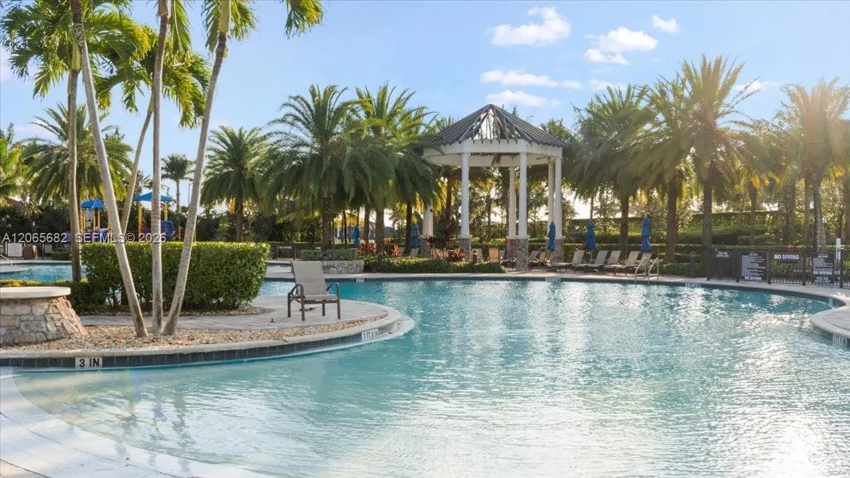 8550 Lakeside Bend