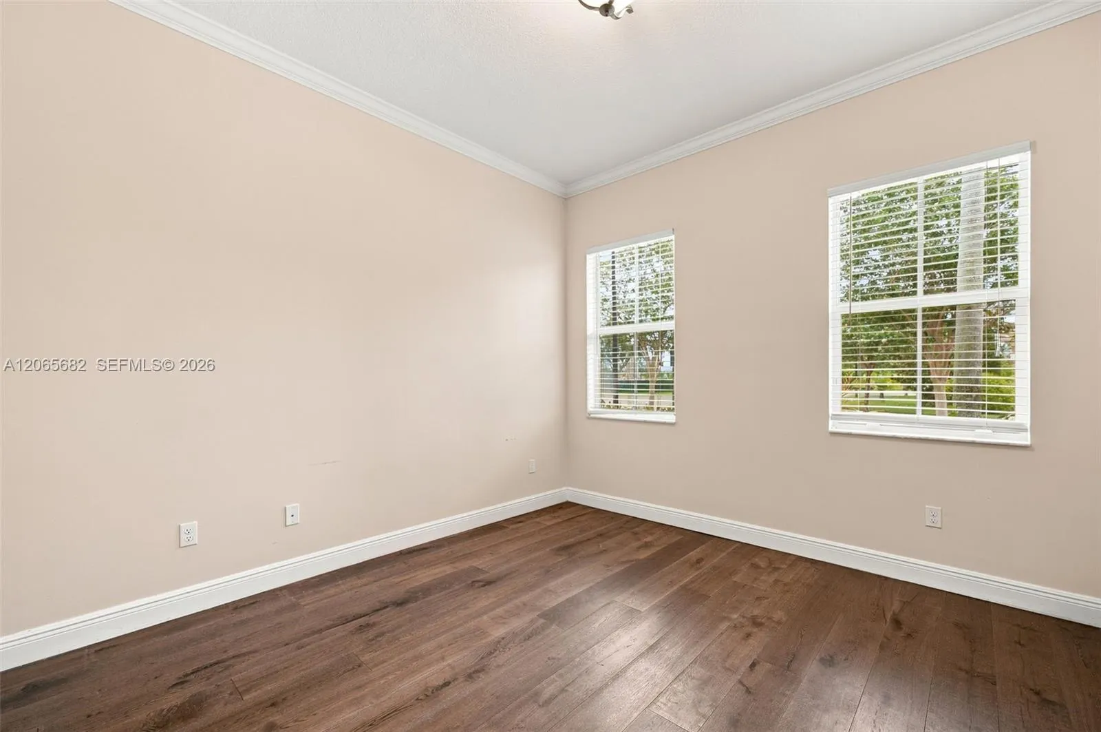 8550 Lakeside Bend