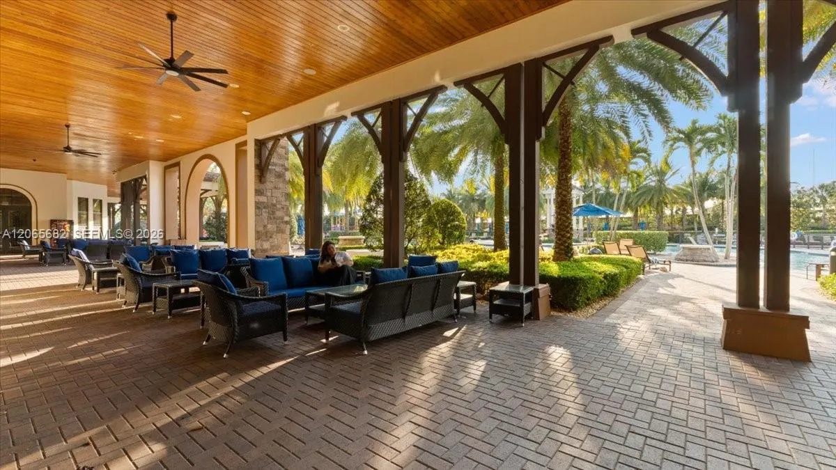 8550 Lakeside Bend