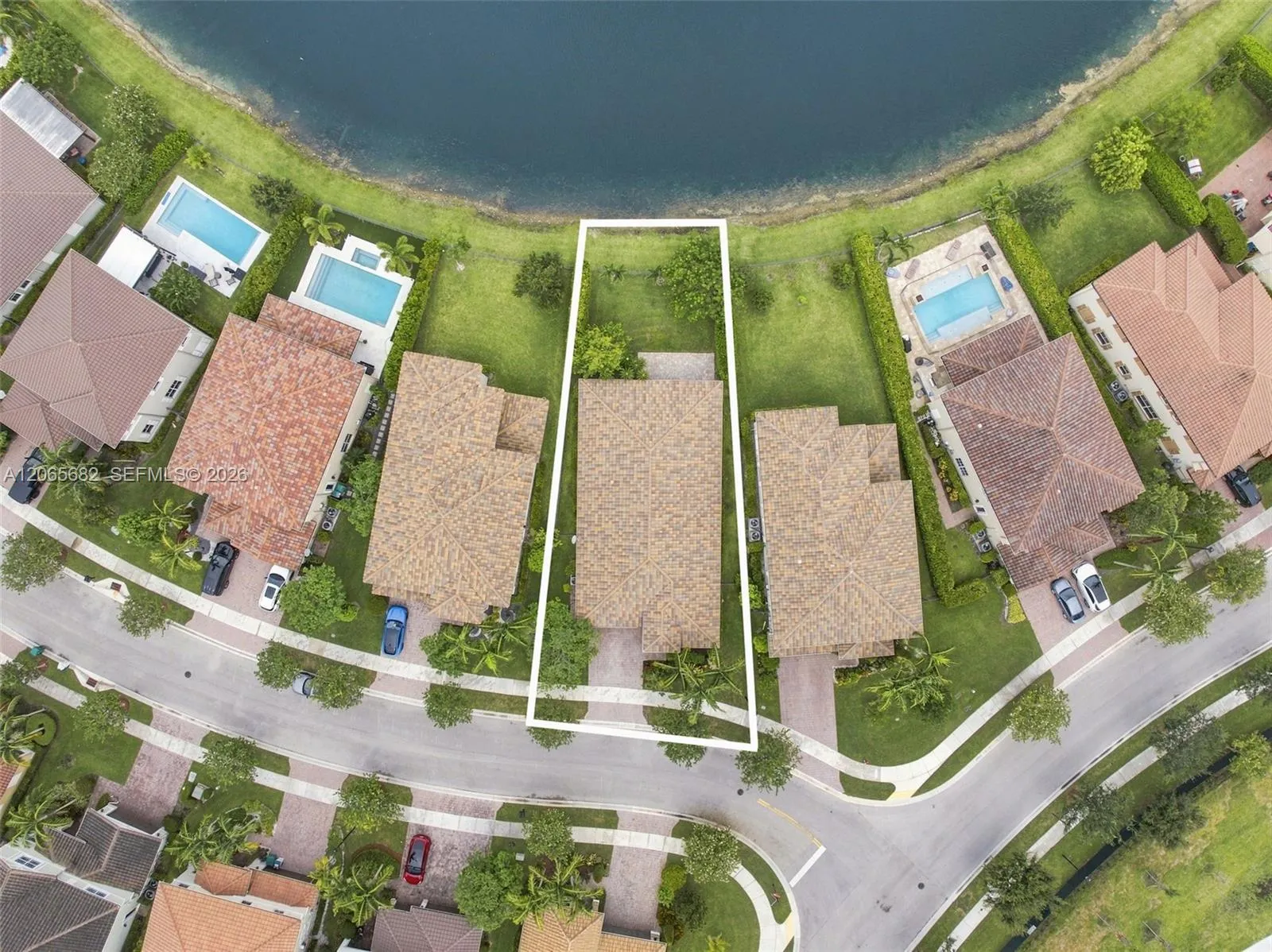8550 Lakeside Bend