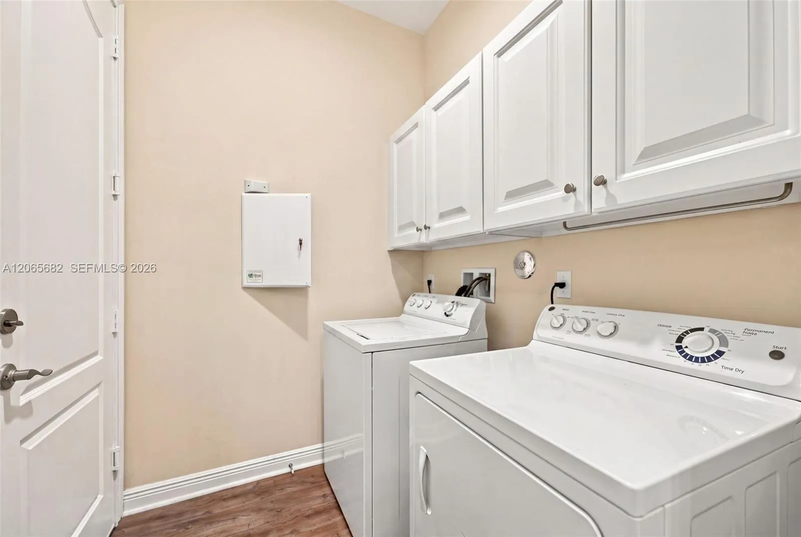 8550 Lakeside Bend