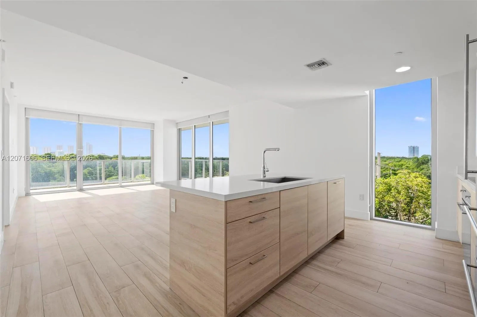 16385 Biscayne Boulevard #521