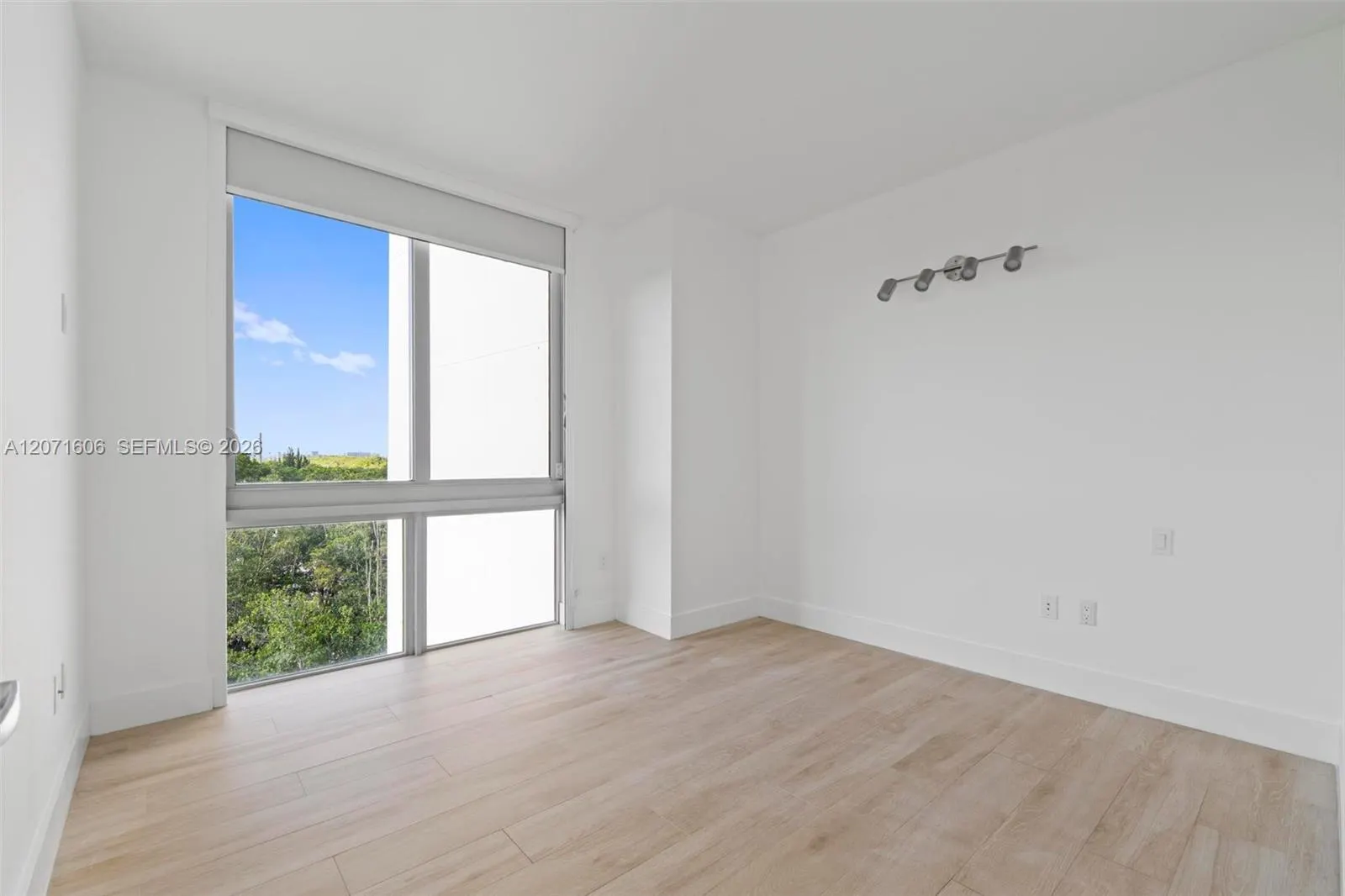 16385 Biscayne Boulevard #521