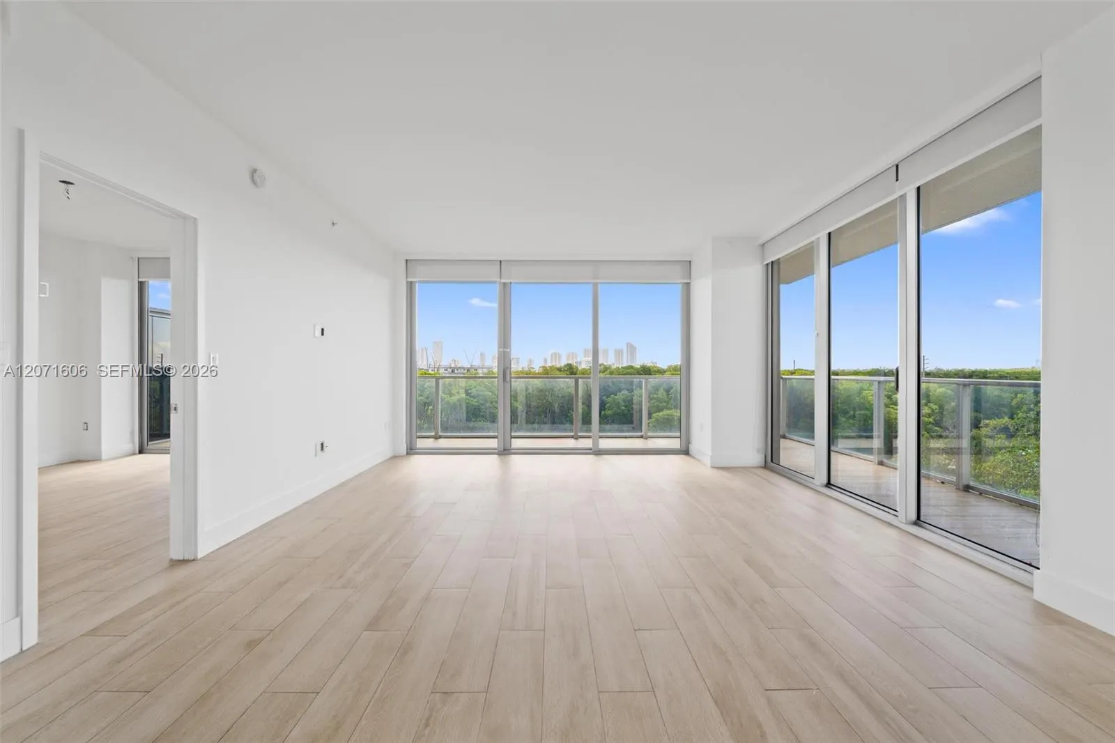 16385 Biscayne Boulevard #521