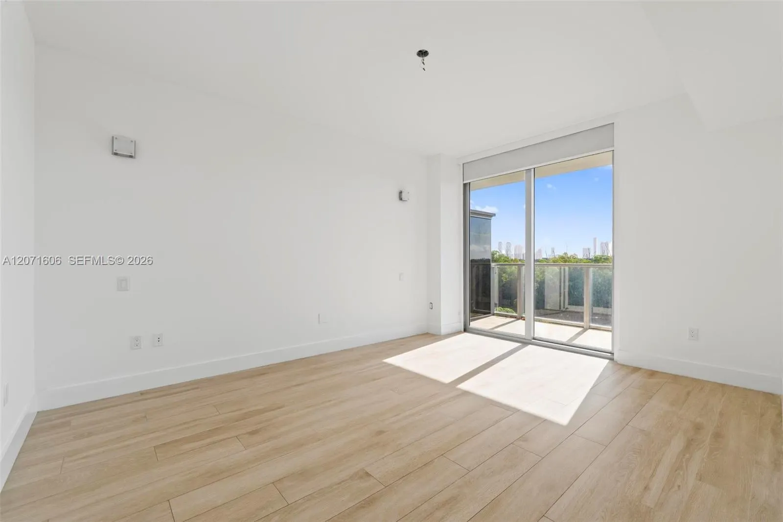 16385 Biscayne Boulevard #521
