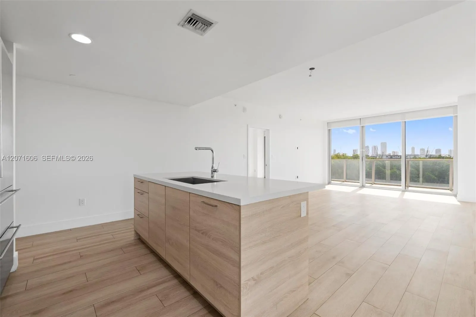 16385 Biscayne Boulevard #521