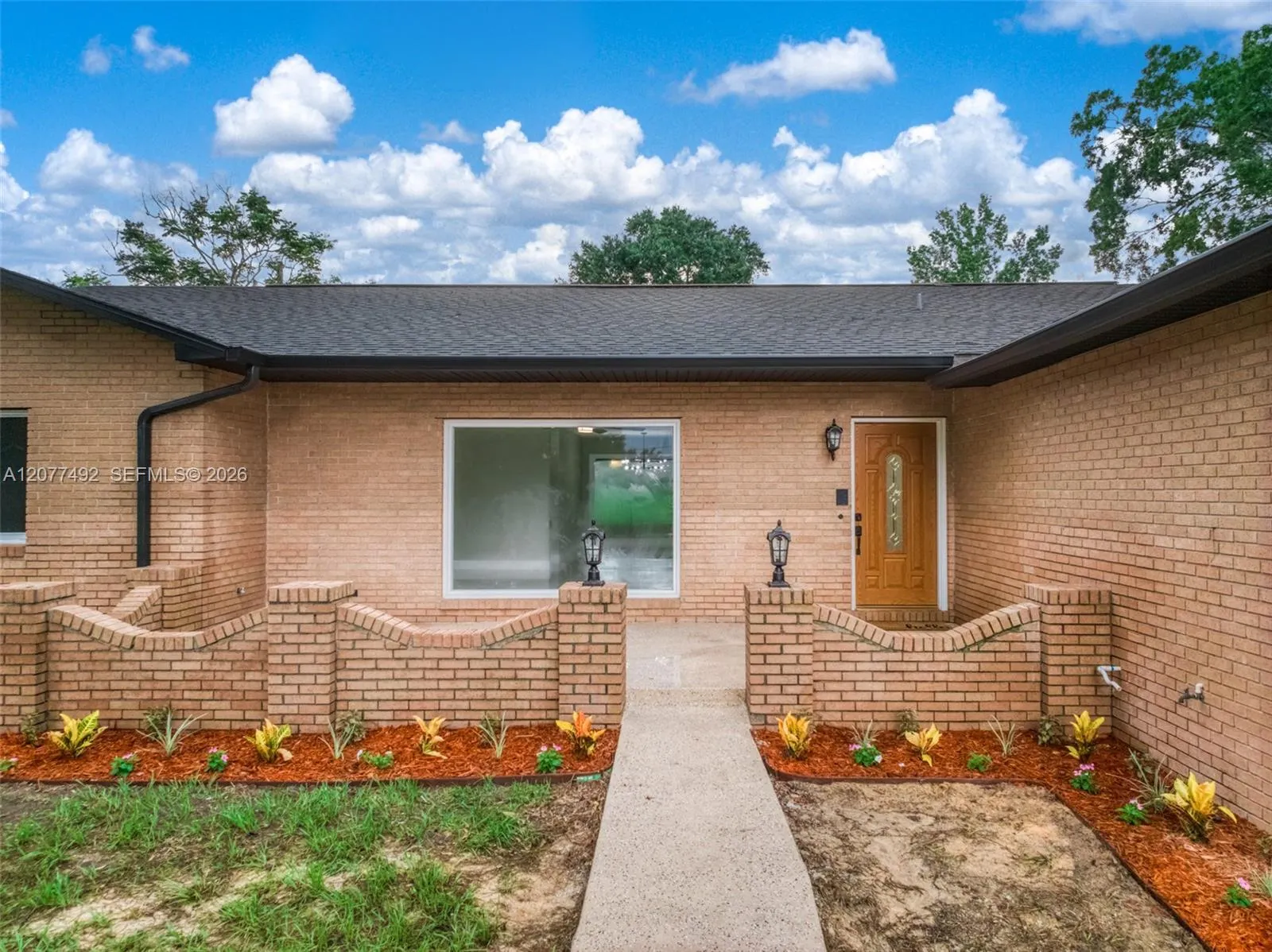 1050 Knollwood Circle