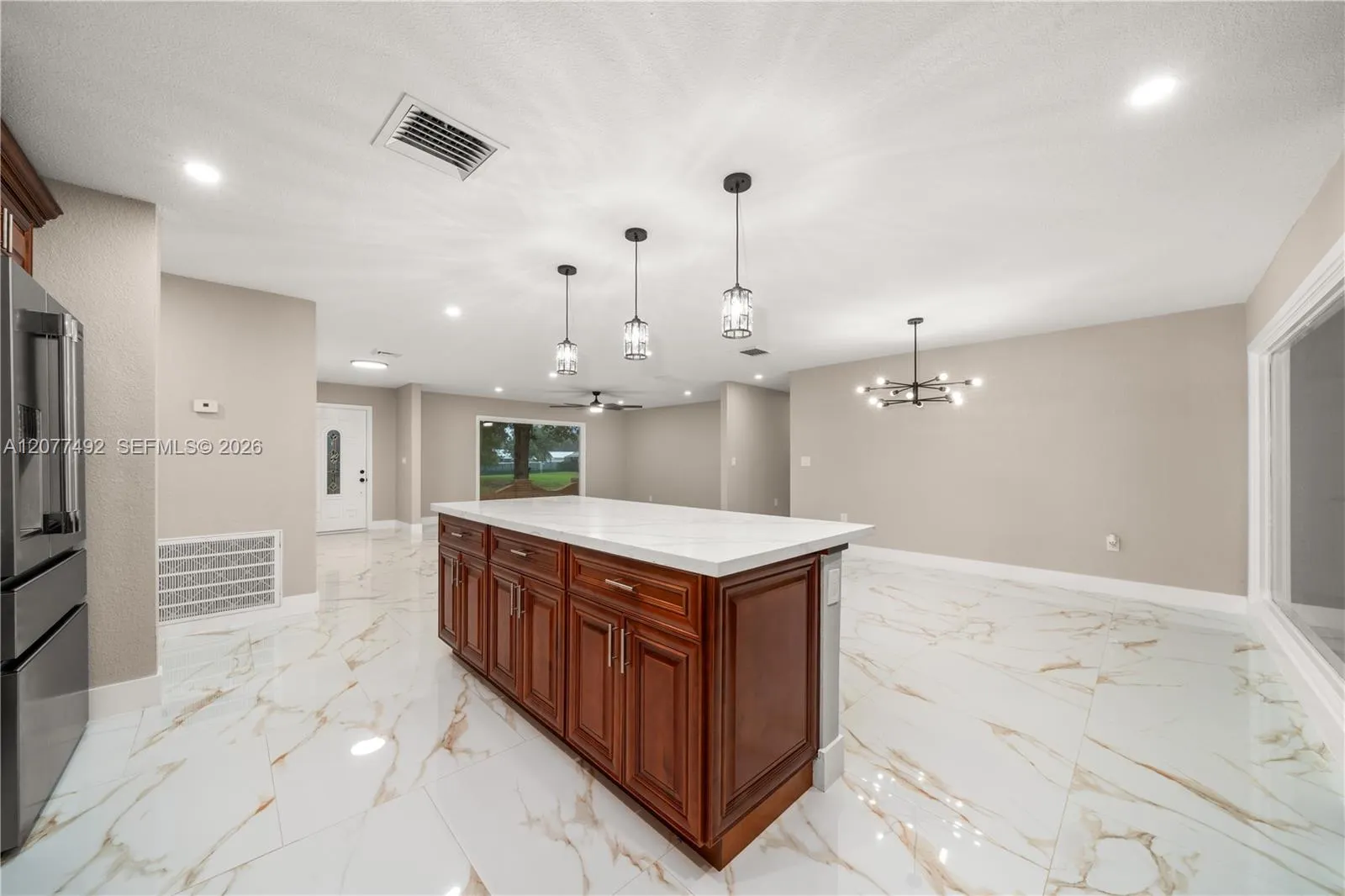 1050 Knollwood Circle