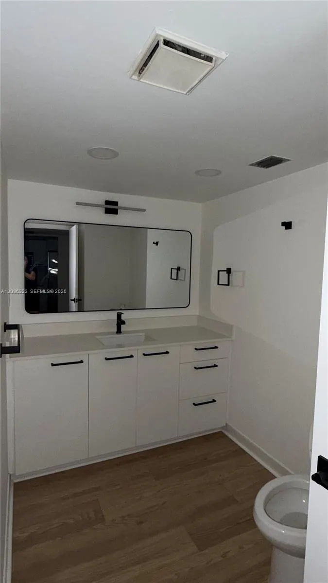 2555 Collins Avenue #910