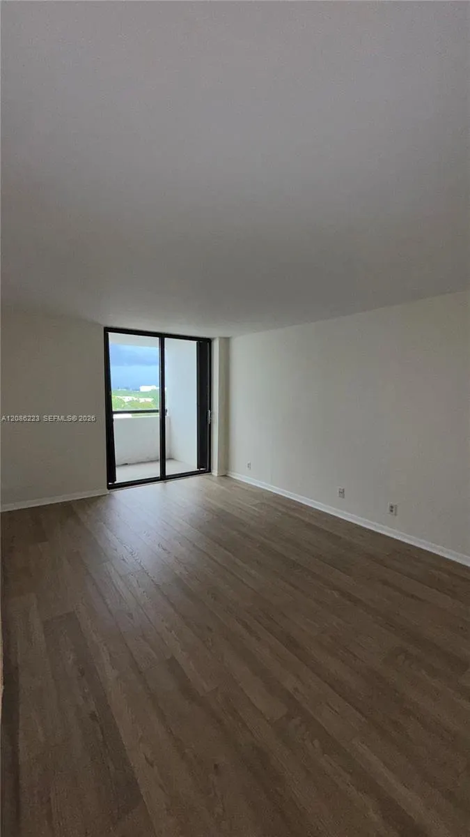 2555 Collins Avenue #910
