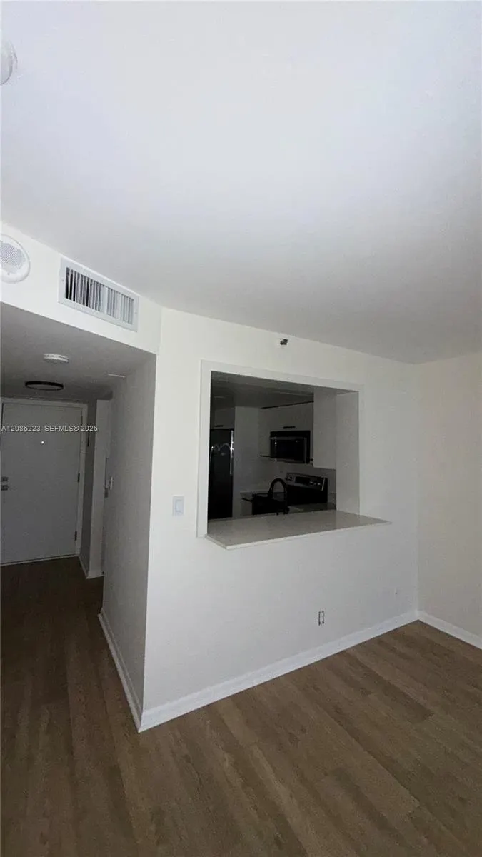2555 Collins Avenue #910