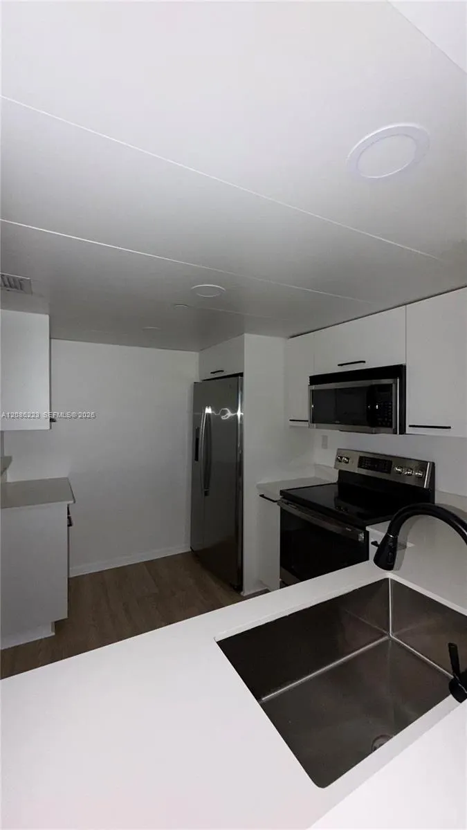 2555 Collins Avenue #910