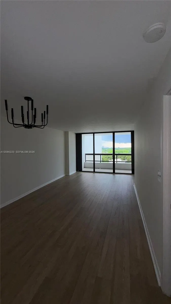 2555 Collins Avenue #910