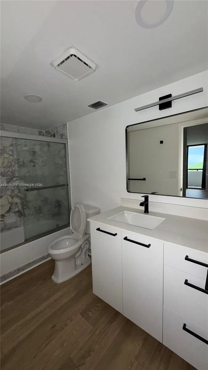 2555 Collins Avenue #910