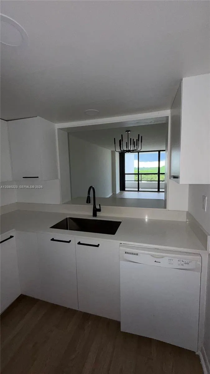 2555 Collins Avenue #910