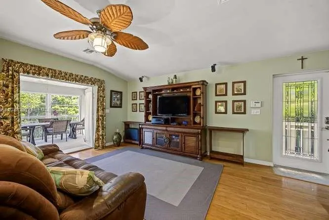 1217 Mockingbird Road