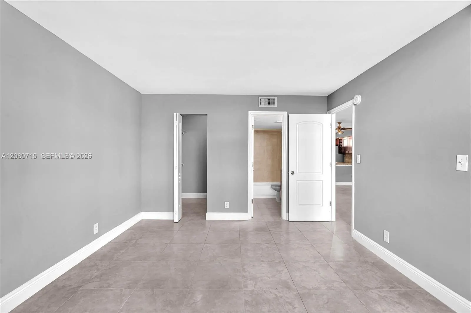 118 Lake Emerald Drive #207