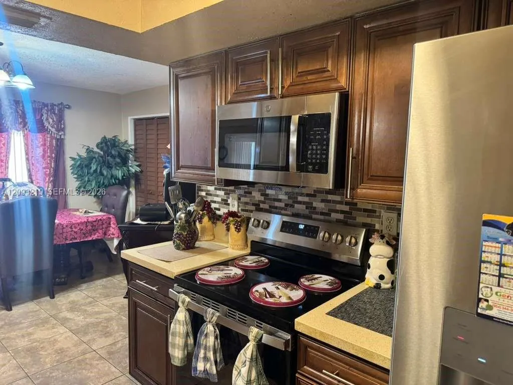 820 SW 49th Terrace