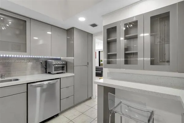 1623 Collins Avenue #812