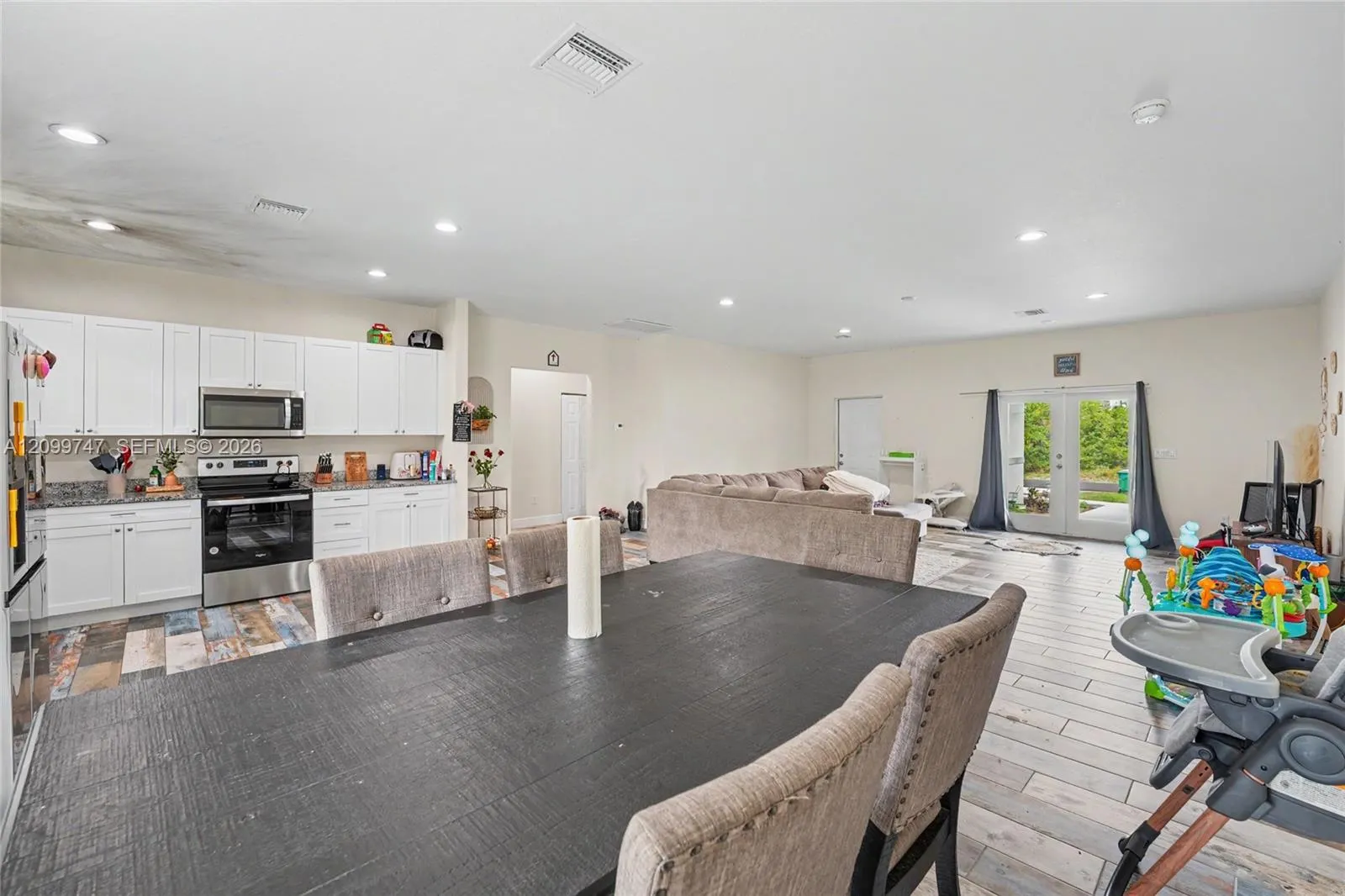 8006 Oakleaf Circle