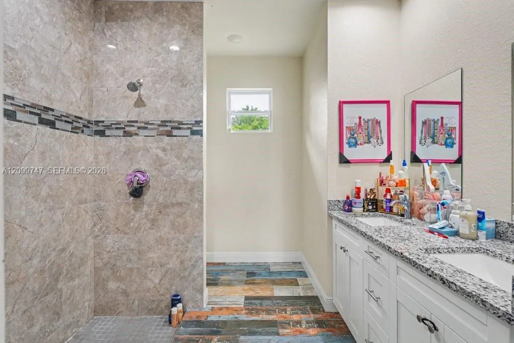 8006 Oakleaf Circle