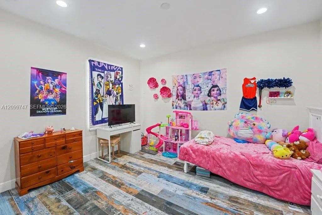 8006 Oakleaf Circle
