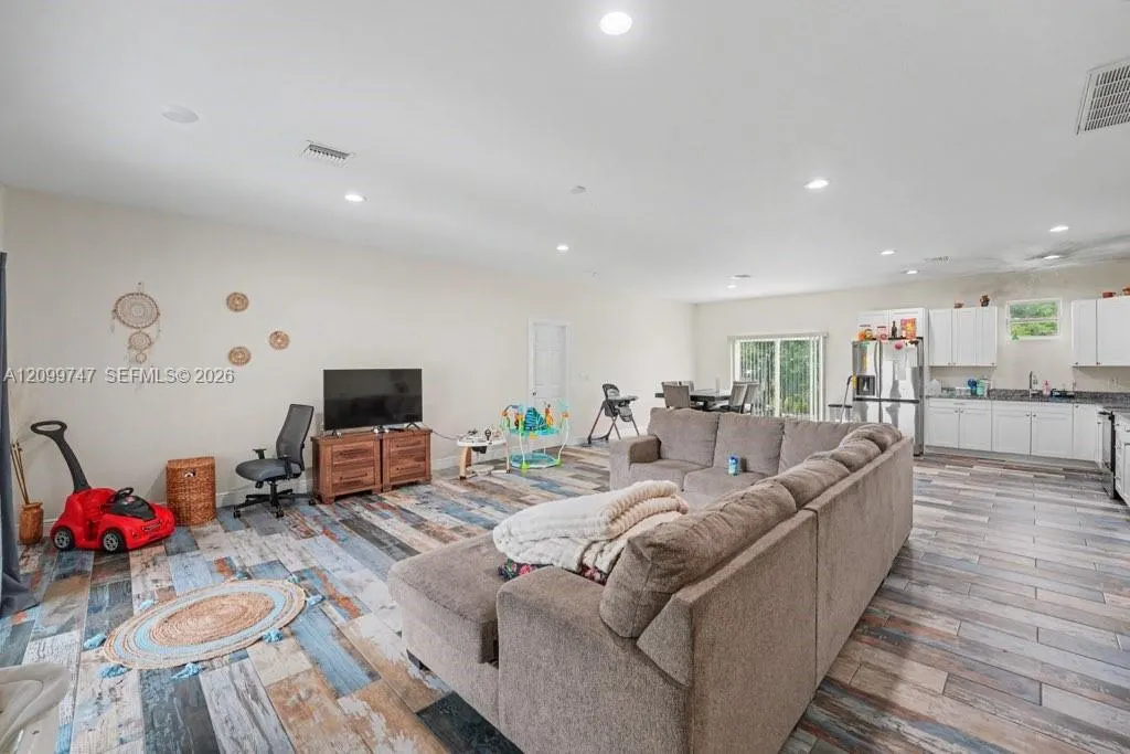 8006 Oakleaf Circle