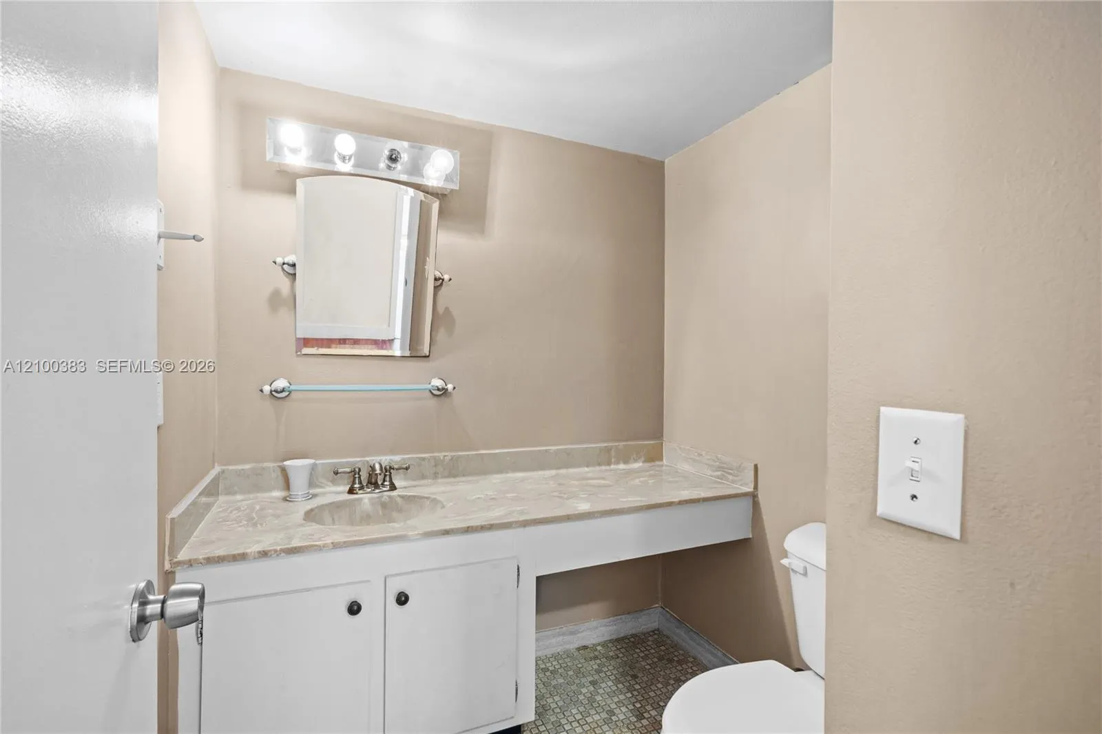 2500 Parkview Drive #517