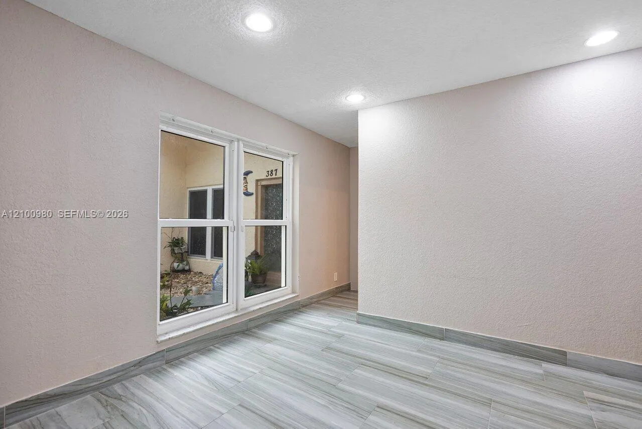 387 NW 39th Way