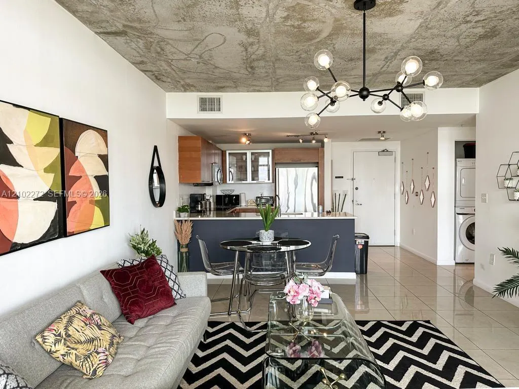 3250 NE 1st Avenue #810