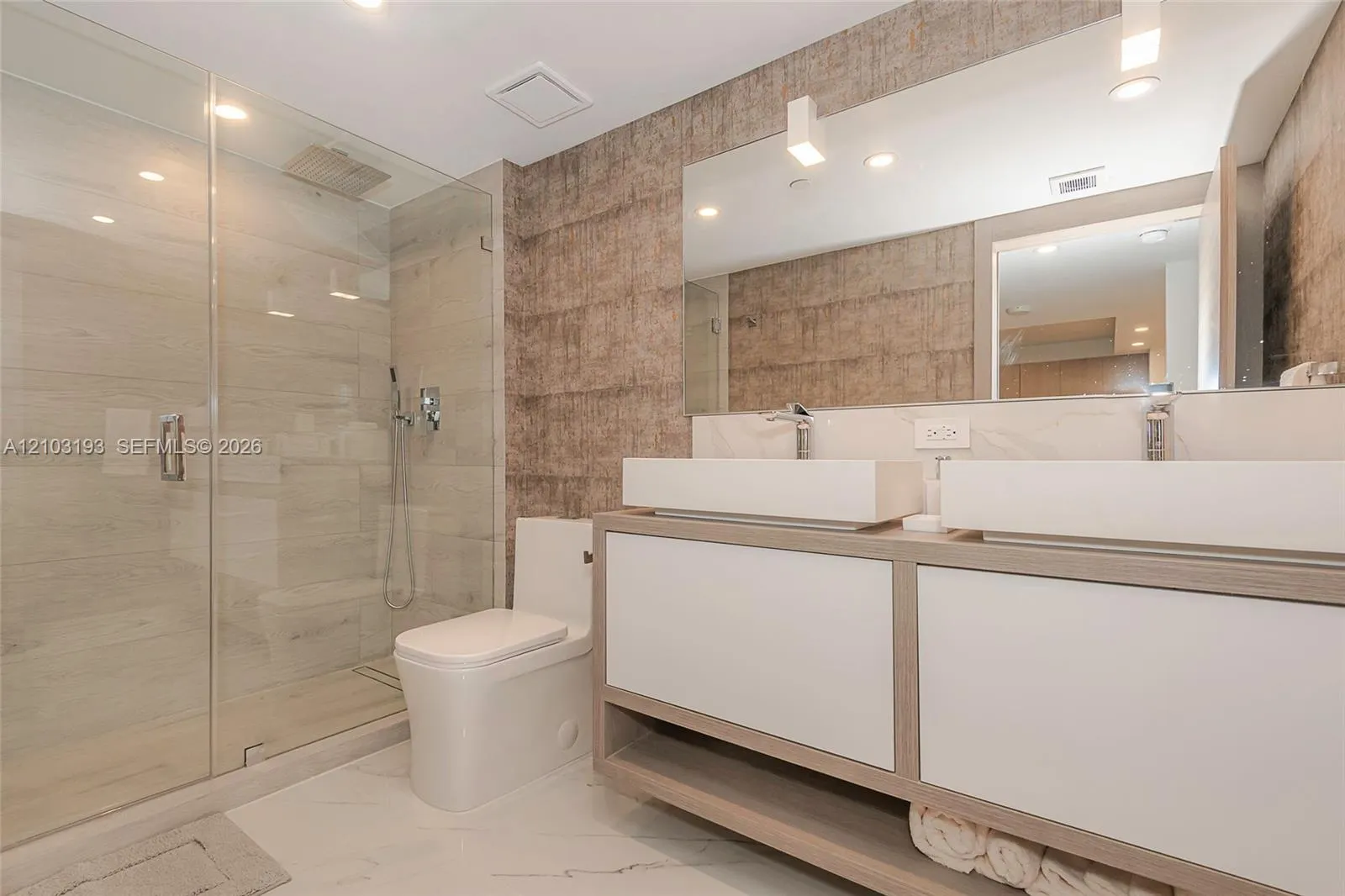 2301 Collins Avenue #825