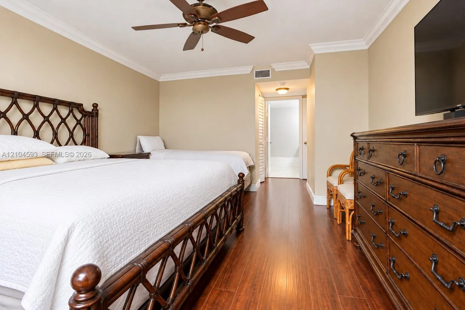609 E Sheridan Street #405
