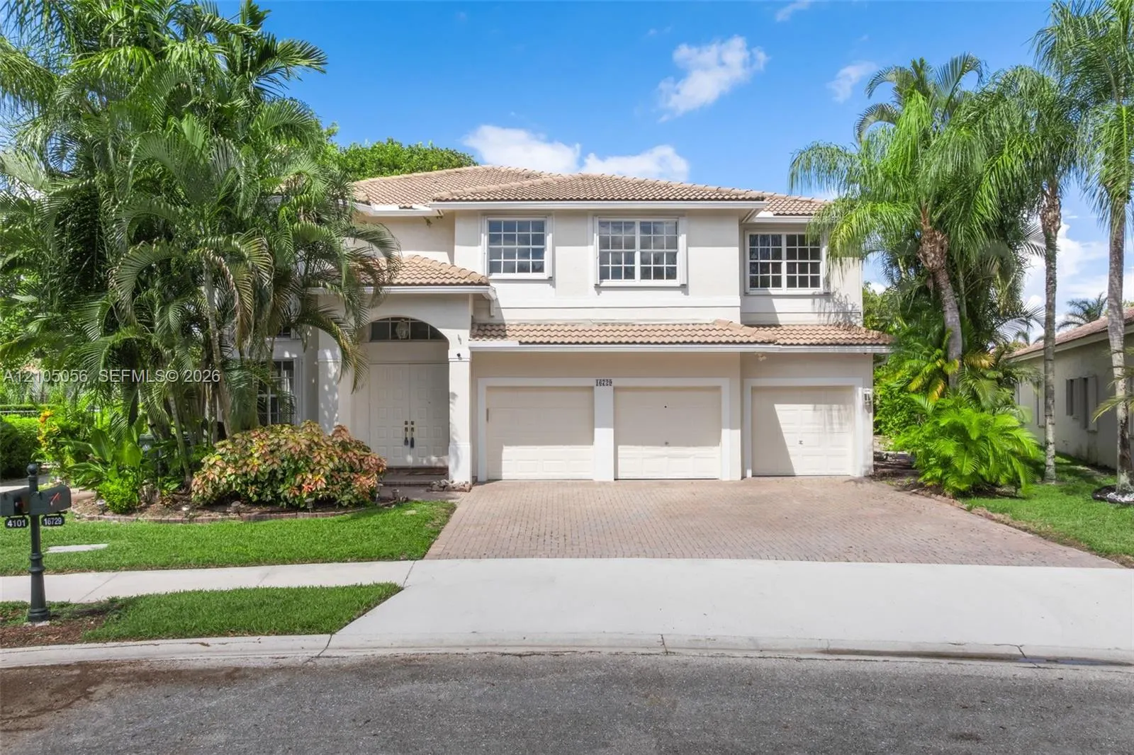 16729 Amber Lake