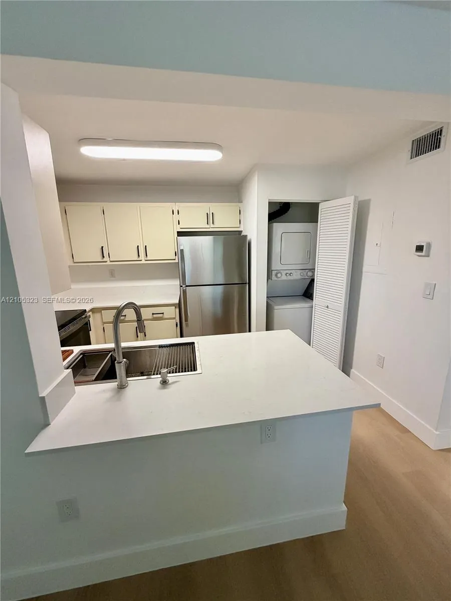 351 Palm Way #307