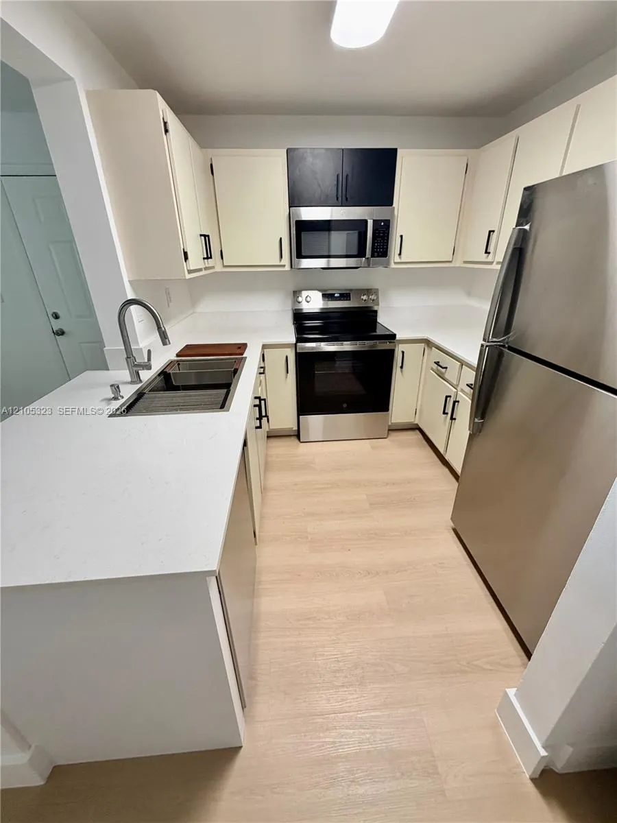 351 Palm Way #307