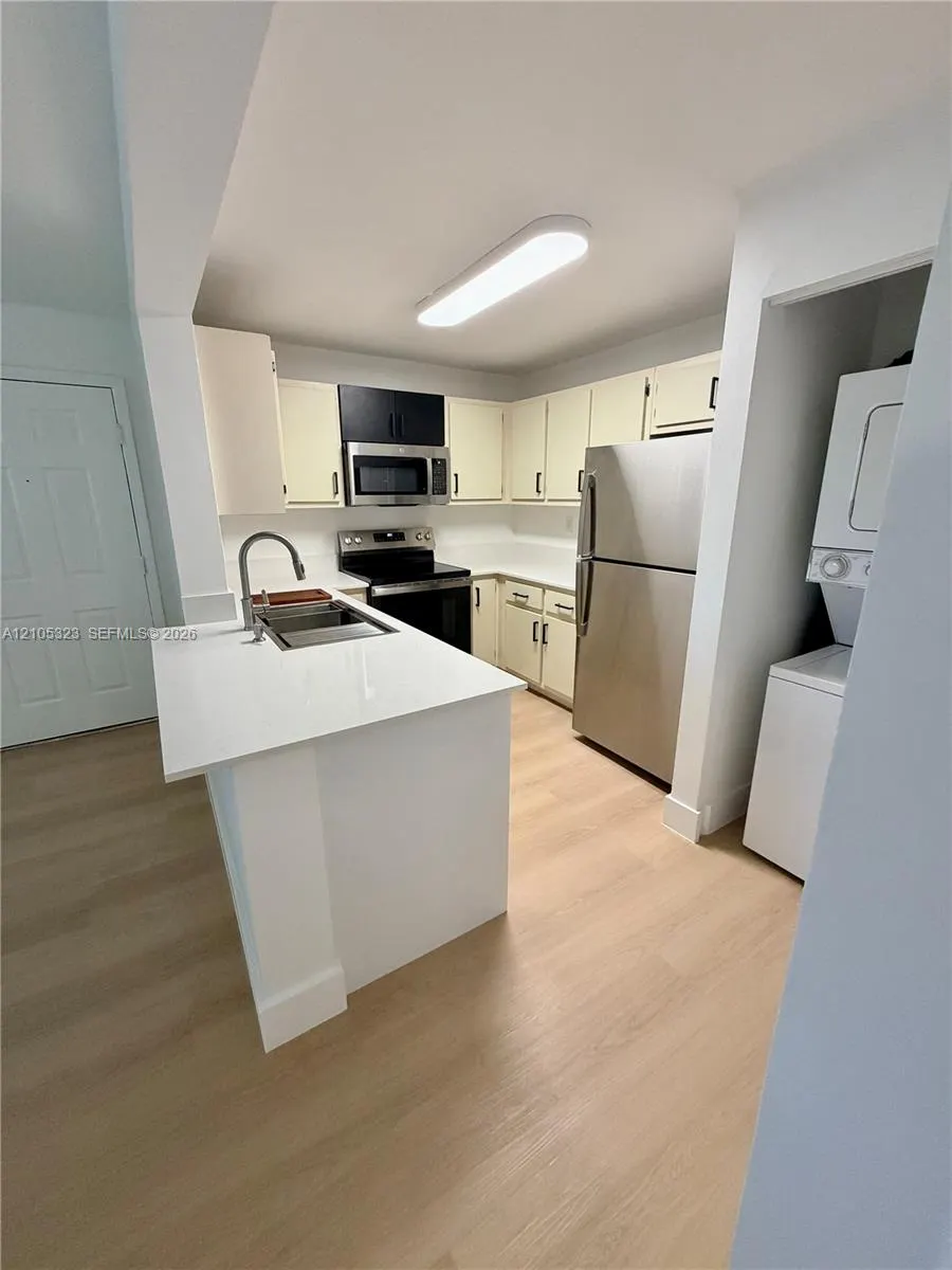 351 Palm Way #307