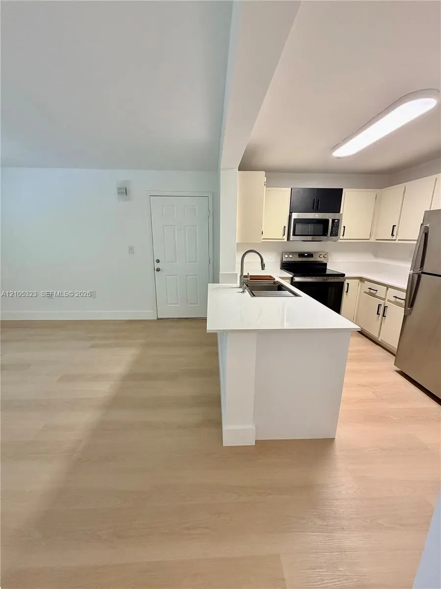 351 Palm Way #307
