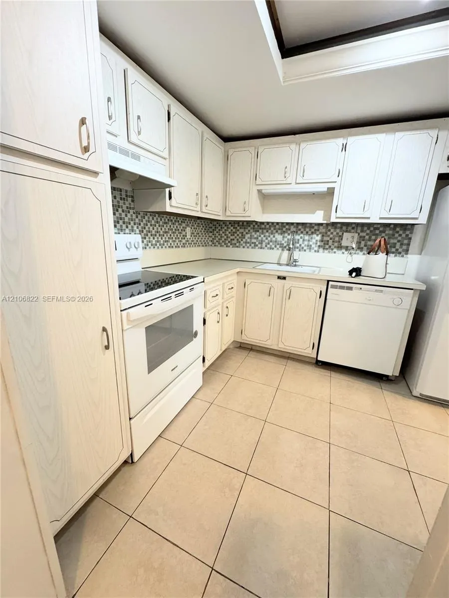 2781 Taft Street #111