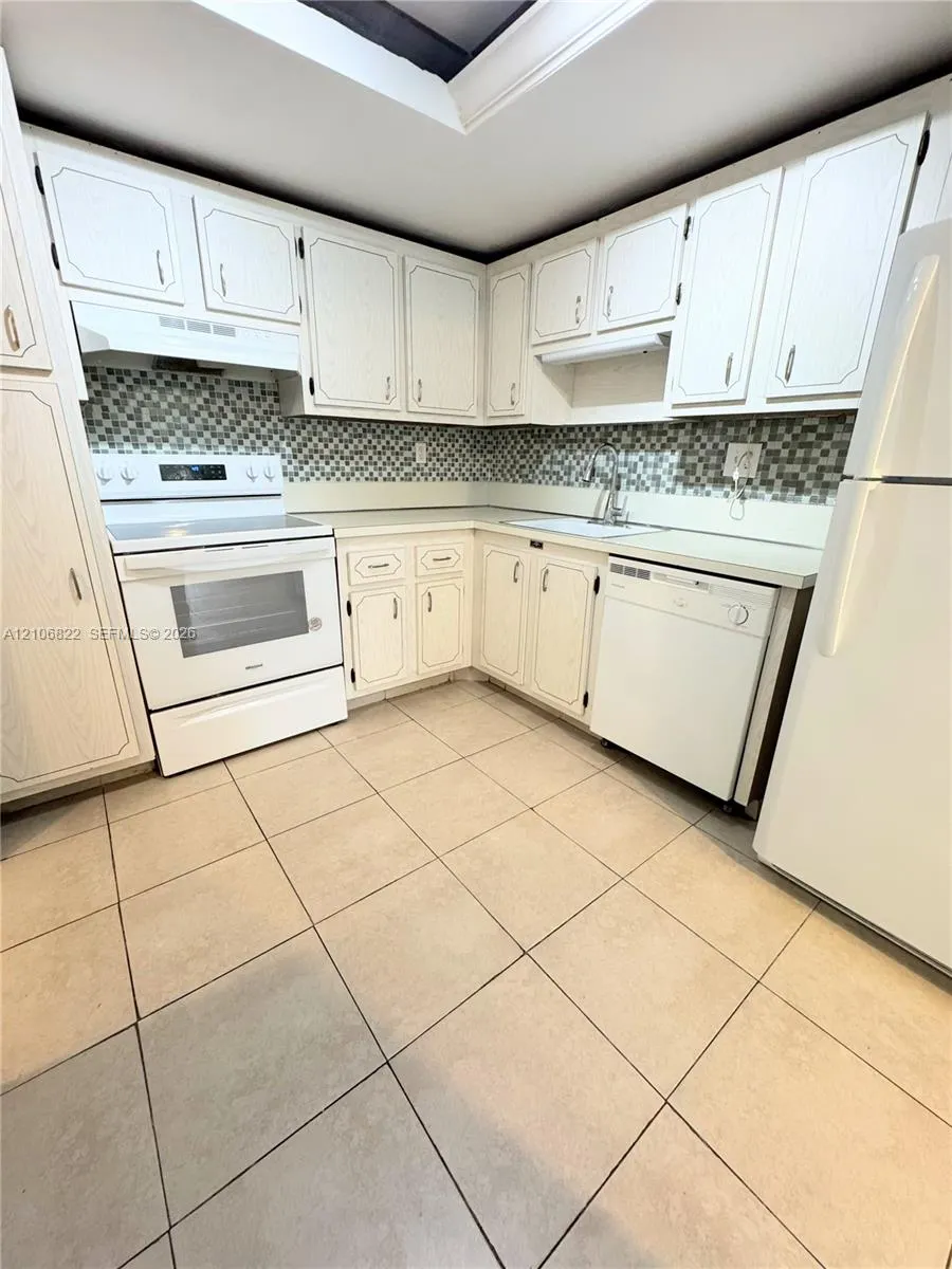 2781 Taft Street #111