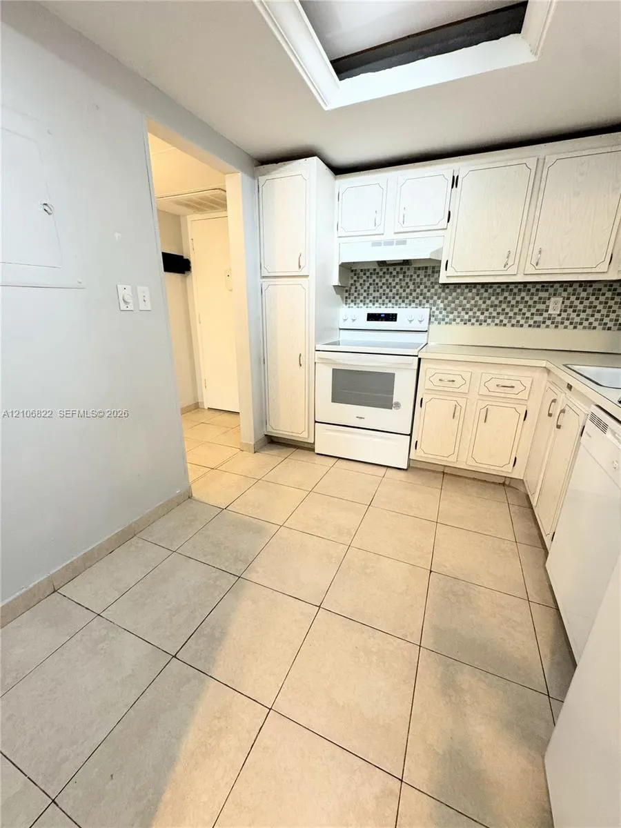 2781 Taft Street #111