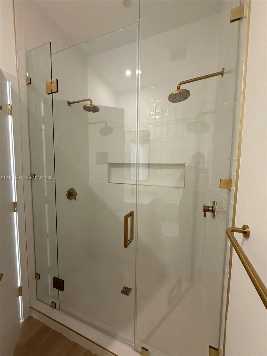 32 90 Ne 32 Street #1115