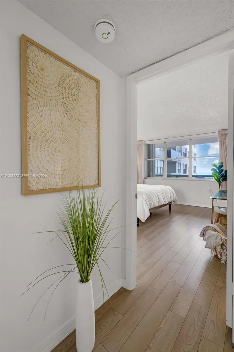 6039 Collins Avenue #519