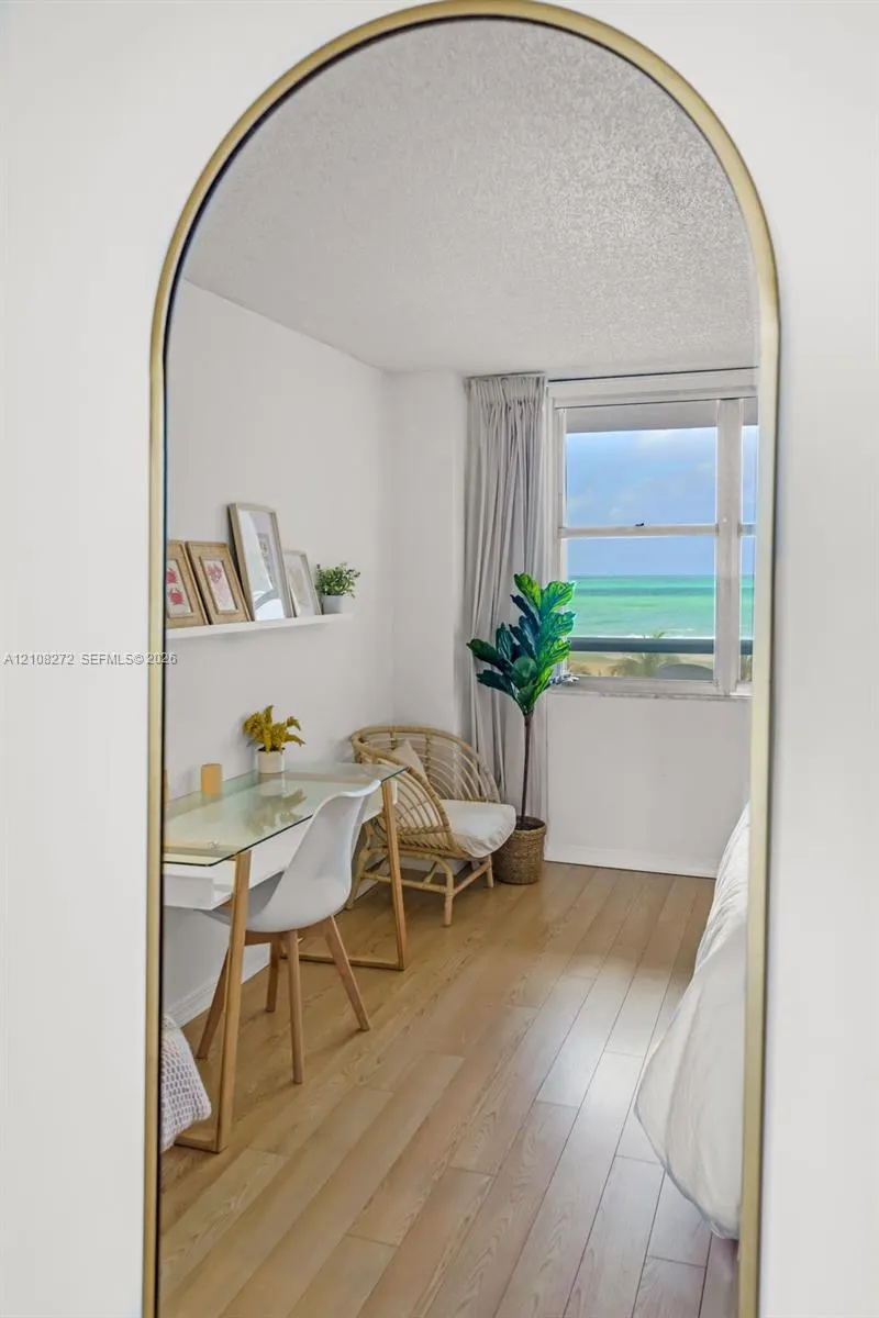 6039 Collins Avenue #519