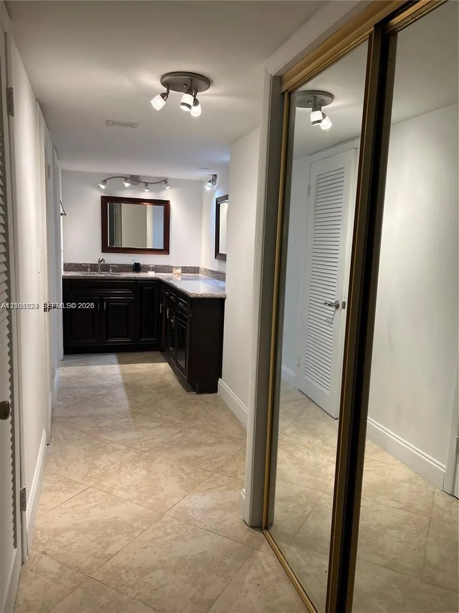 6039 Collins Avenue #1208