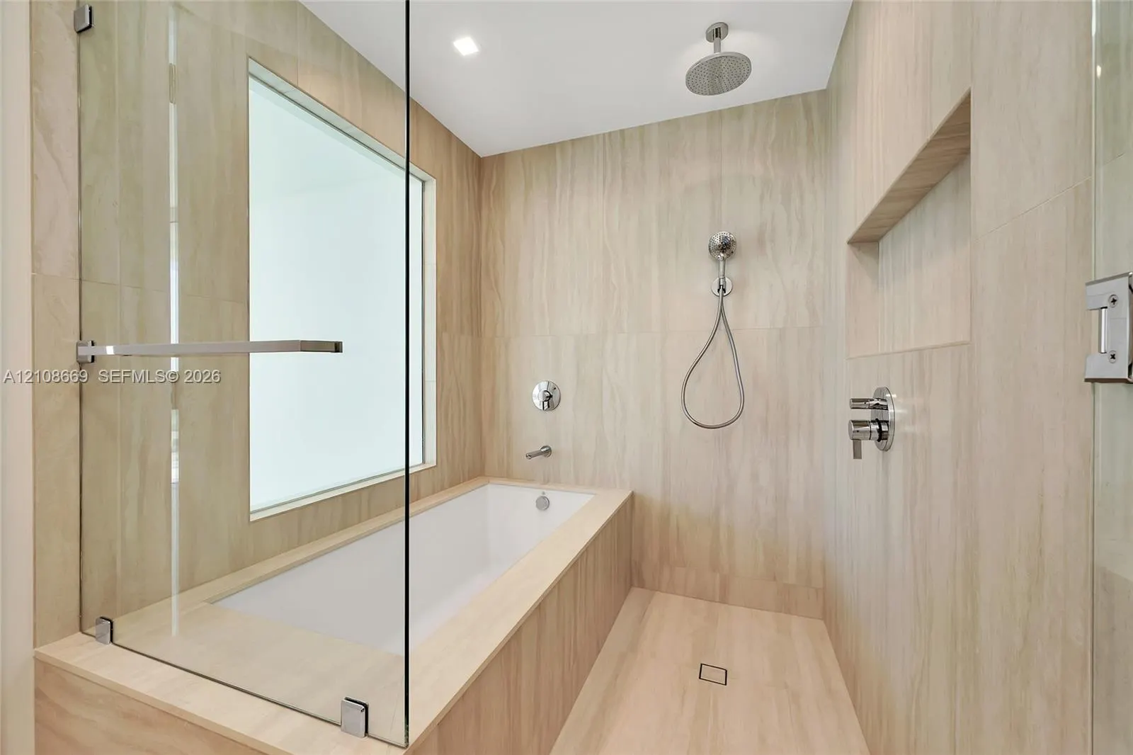 2411 Laguna Circle #1605