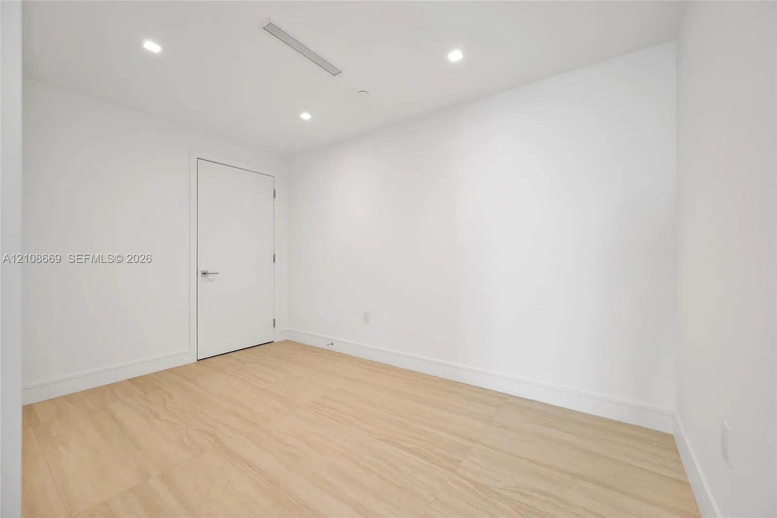 2411 Laguna Circle #1605