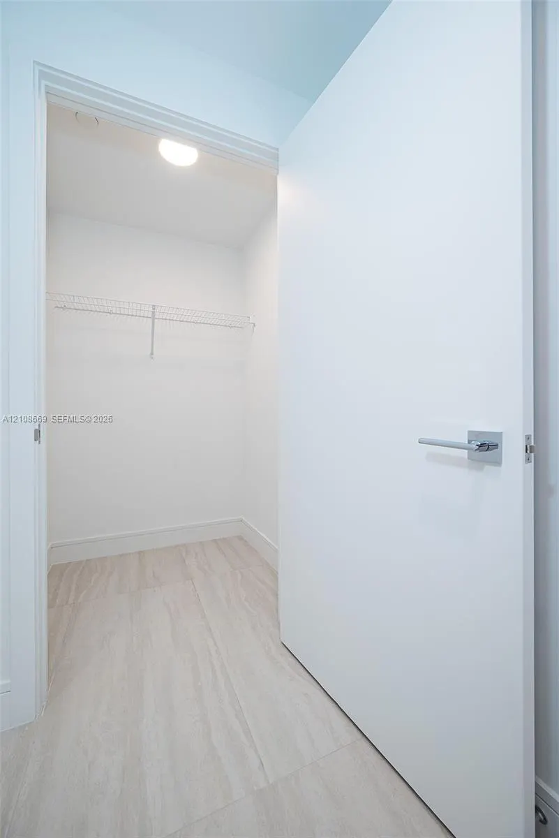 2411 Laguna Circle #1605