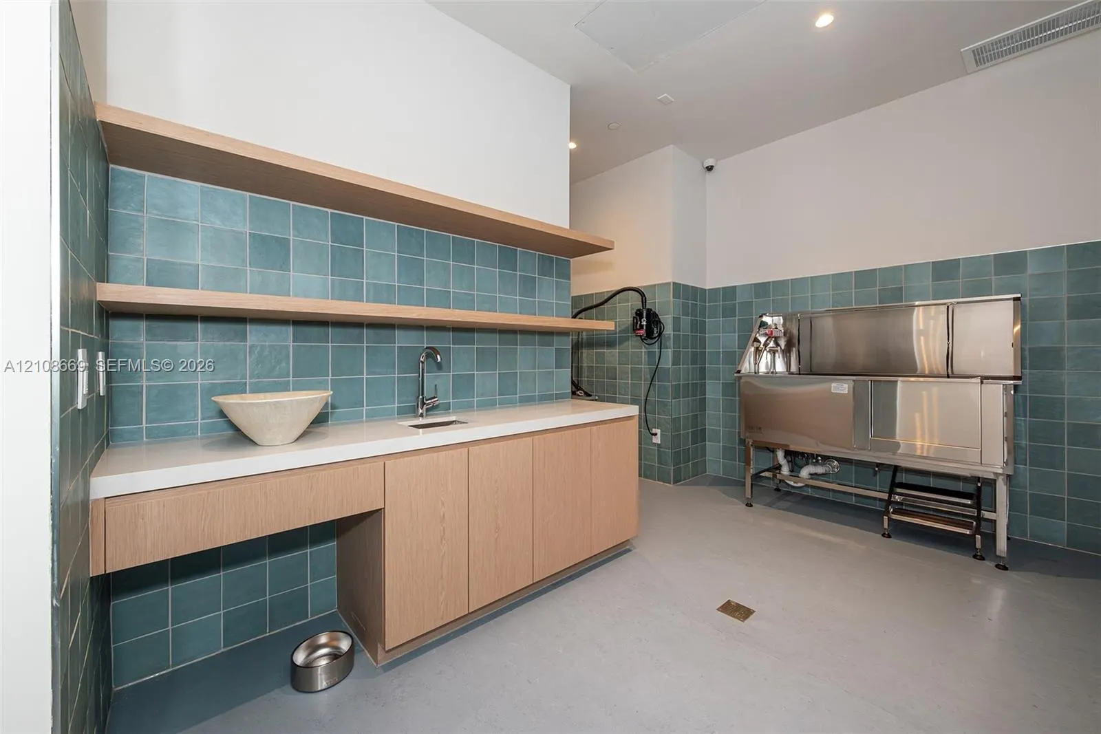 2411 Laguna Circle #1605
