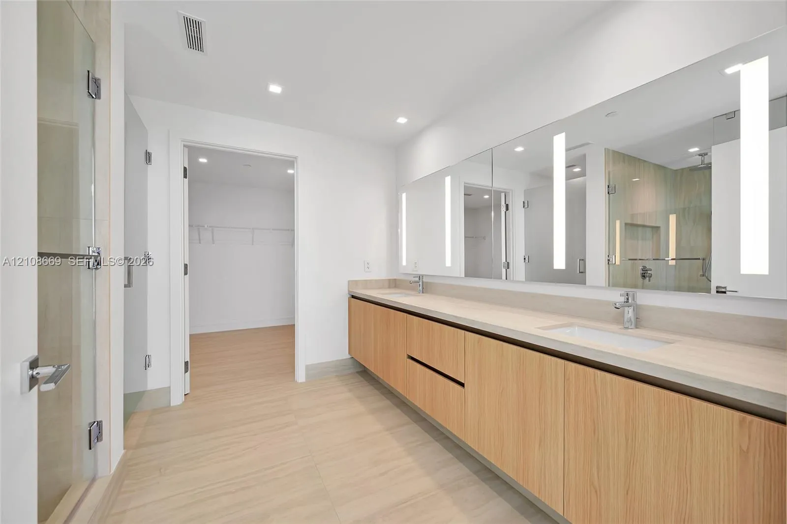 2411 Laguna Circle #1605