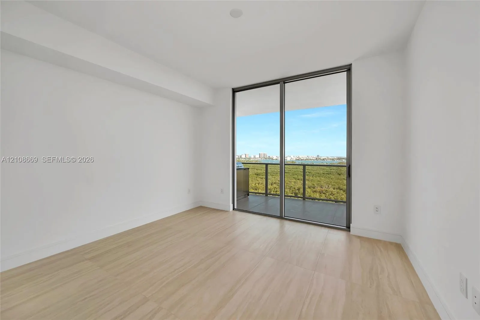 2411 Laguna Circle #1605